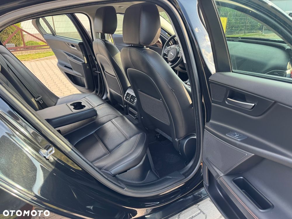 Jaguar XE 2.0 D AWD Prestige - 29