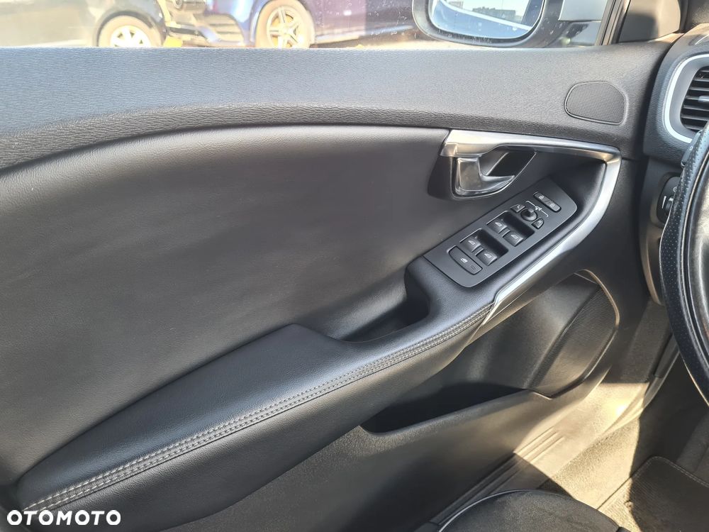 Volvo V40 D3 Drive-E R-Design Kinetic - 19