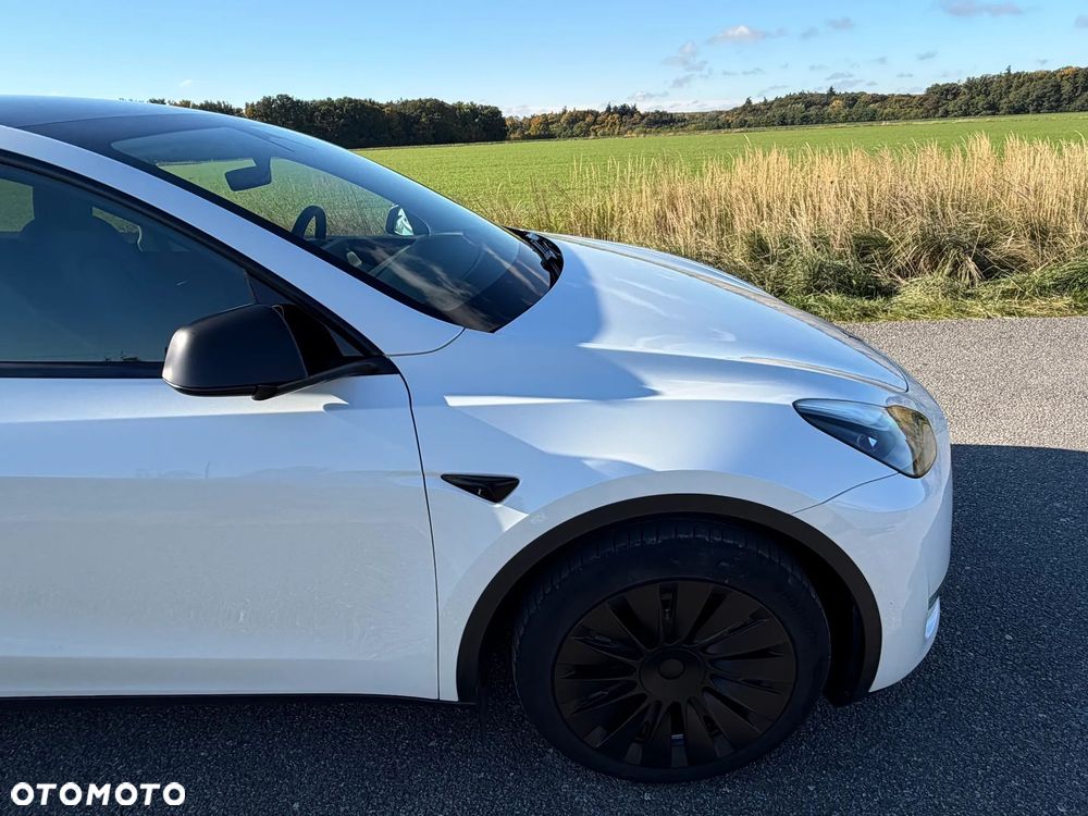 Tesla Model Y Long Range AWD - 9