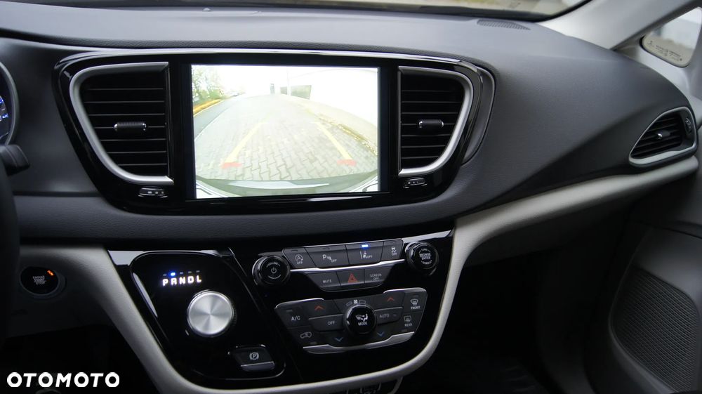 Chrysler Pacifica - 10