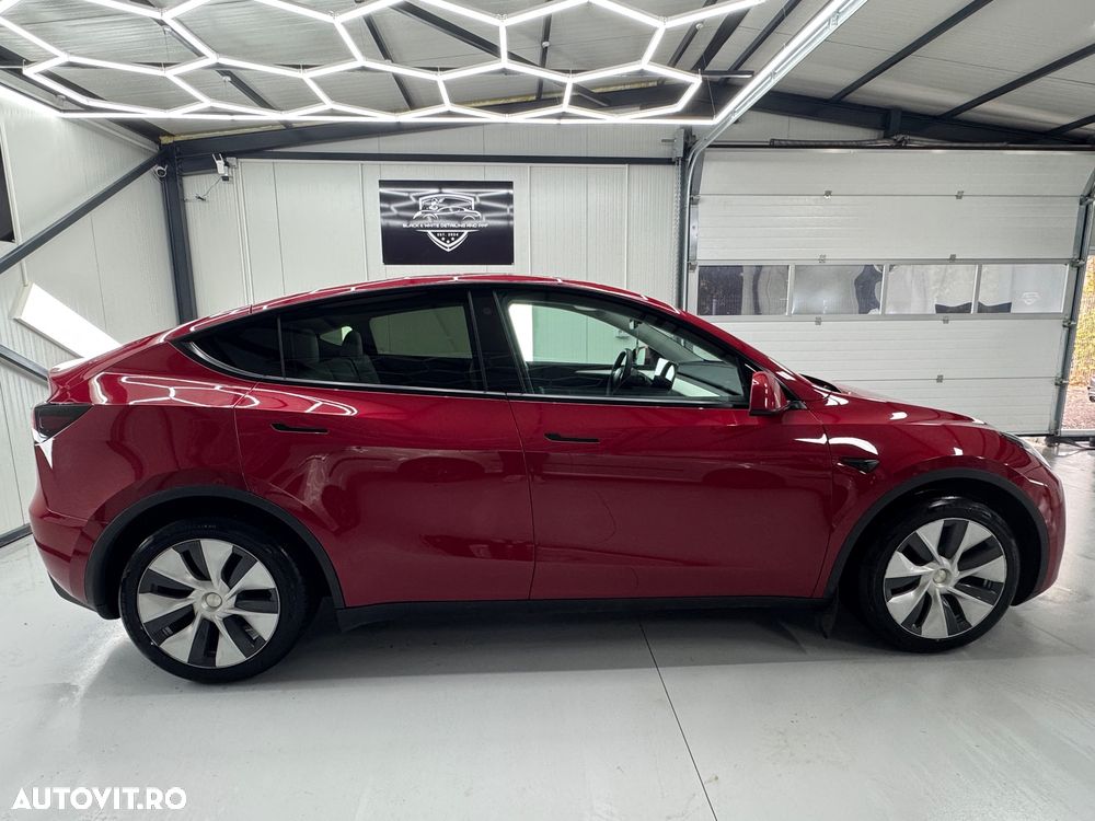 Tesla Model Y - 8