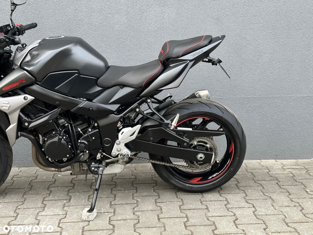 Suzuki GSR - 7
