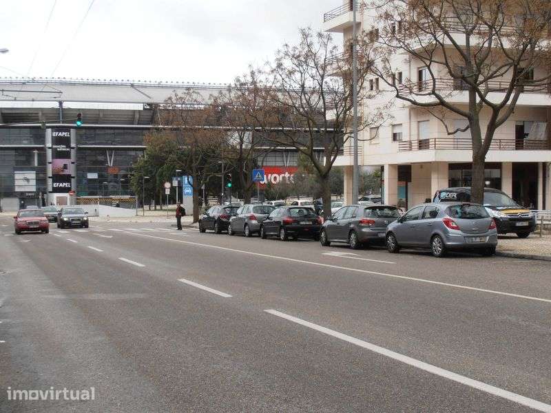 Loja na solum com duas frentes. Muito estacionamento grátis! - Grande imagem: 2/7