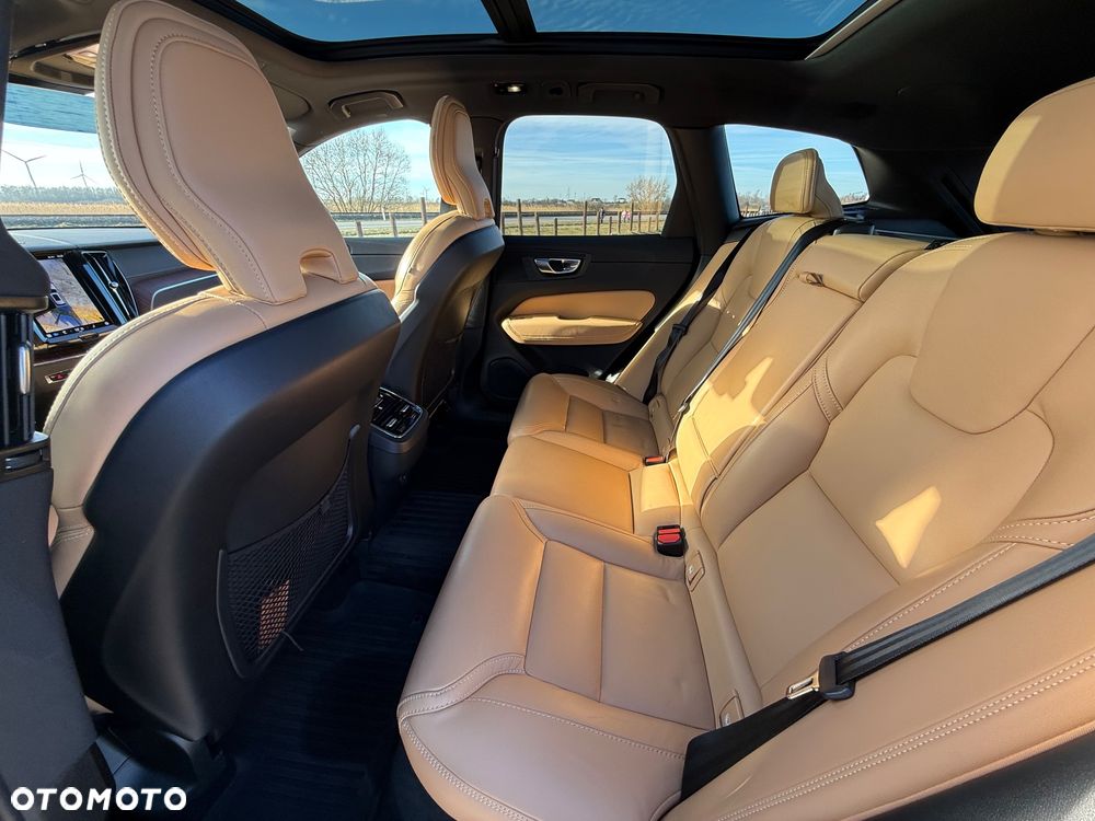 Volvo XC 60 B5 B AWD Ultimate Dark - 11