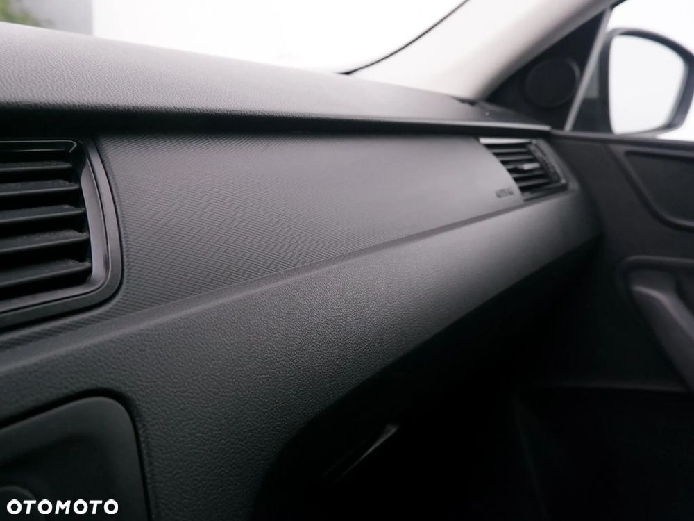 Skoda RAPID 1.2 TSI Ambition - 32