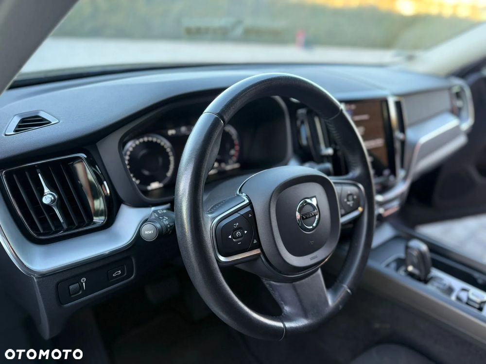 Volvo XC 60 T4 Momentum Pro - 11