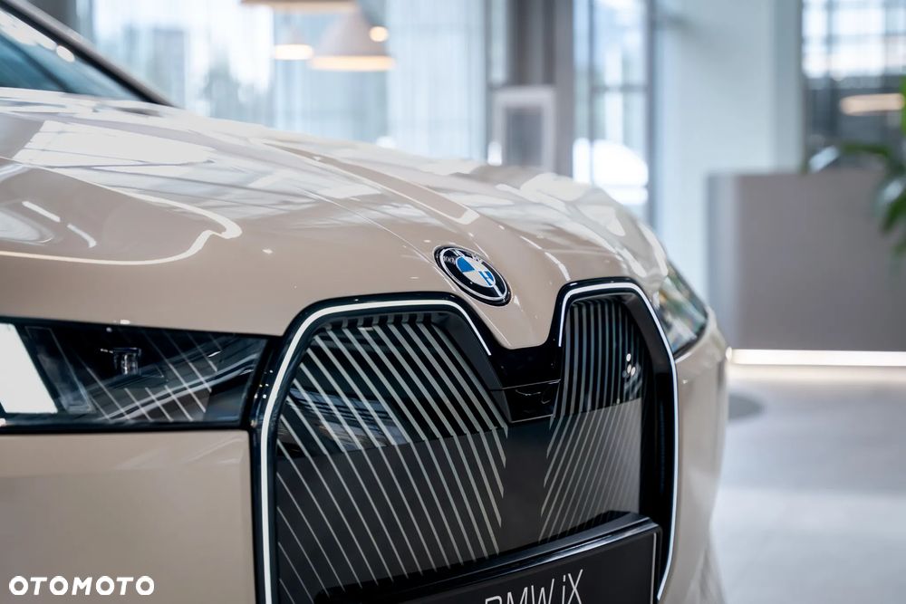 BMW iX - 16