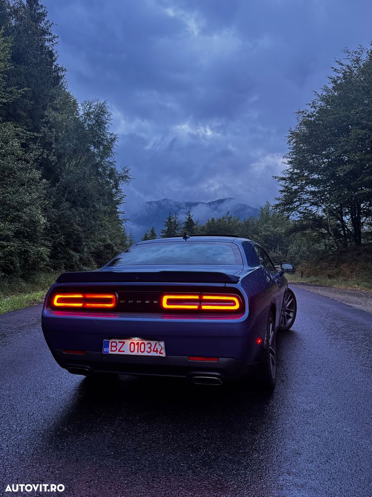 Dodge Challenger - 11