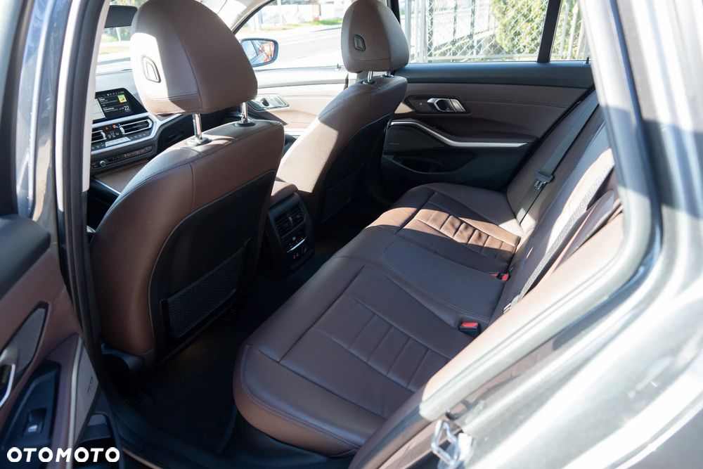 BMW Seria 3 330i Sport Line - 21