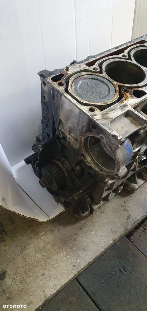 Silnik blok silnika słupek dół Audi A4 B6 1.6 ALZ - 3