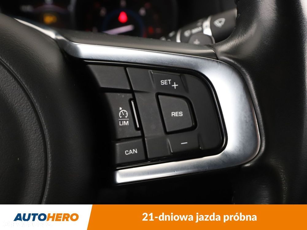 Jaguar XF 2.0 i4D R-Sport - 29