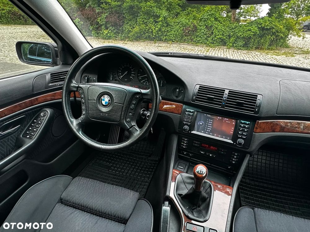 BMW Seria 5 540i - 31