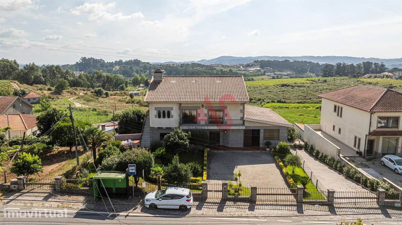 Moradia T7 com Espaço Comercial, Jardim e 3000m² de Terreno | Caramos - Grande imagem: 3/40