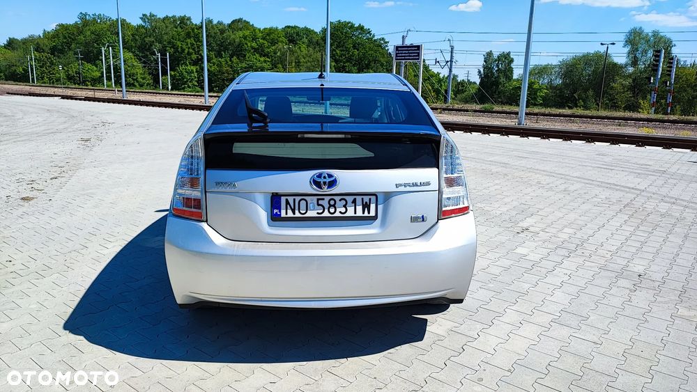 Toyota Prius (Hybrid) - 4