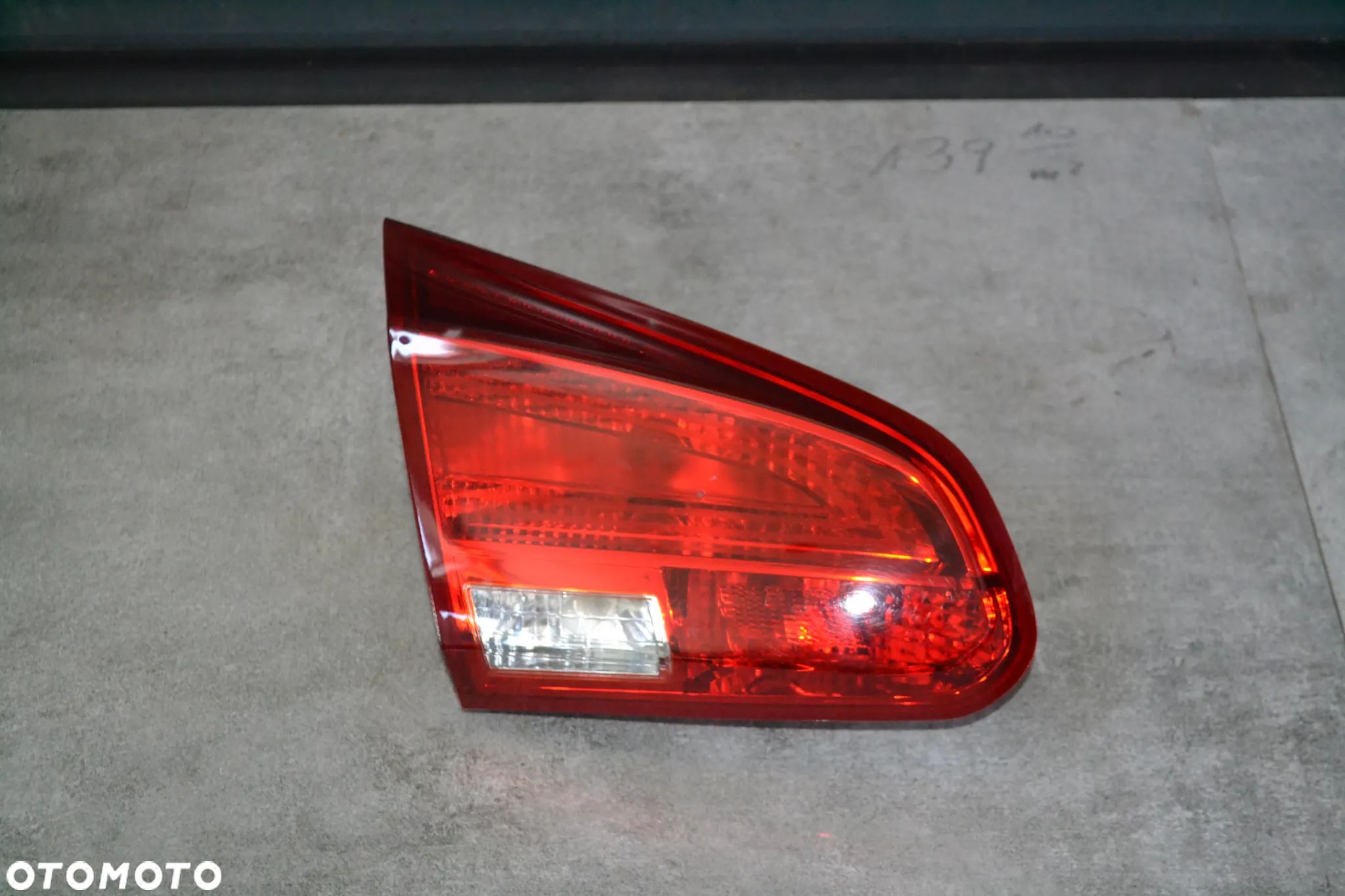 KIA CEED II HB 5D LAMPA TYŁ TYLNA LEWA W KLAPĘ ORYGINAŁ 92403-A20 - 1