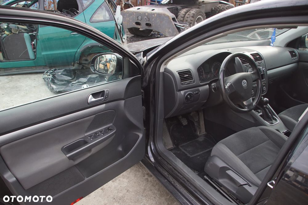 Auto na części - Volkswagen Golf V 1.6 MPI 102 KM BSE JHT LC9X 2008R Silnik Skrzynia Drzwi Zderzak Klapa Lampa Lusterko Klamka Szyba Deska Kokpit Sterownik Moduł Czujnik Licznik Panel Kierownica - 11