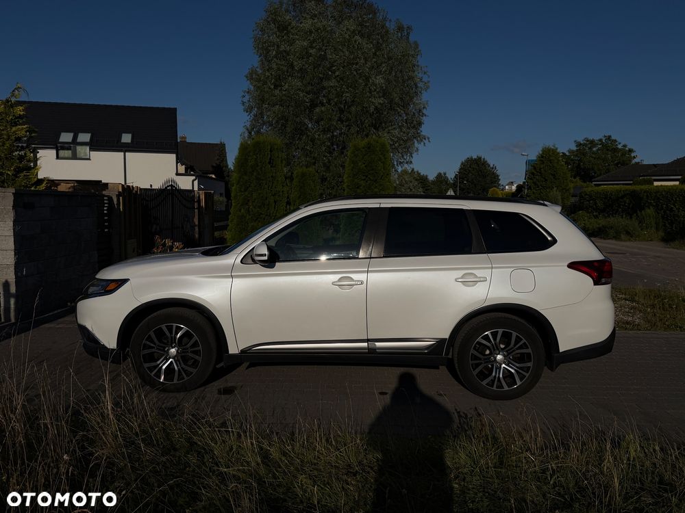 Mitsubishi Outlander - 2