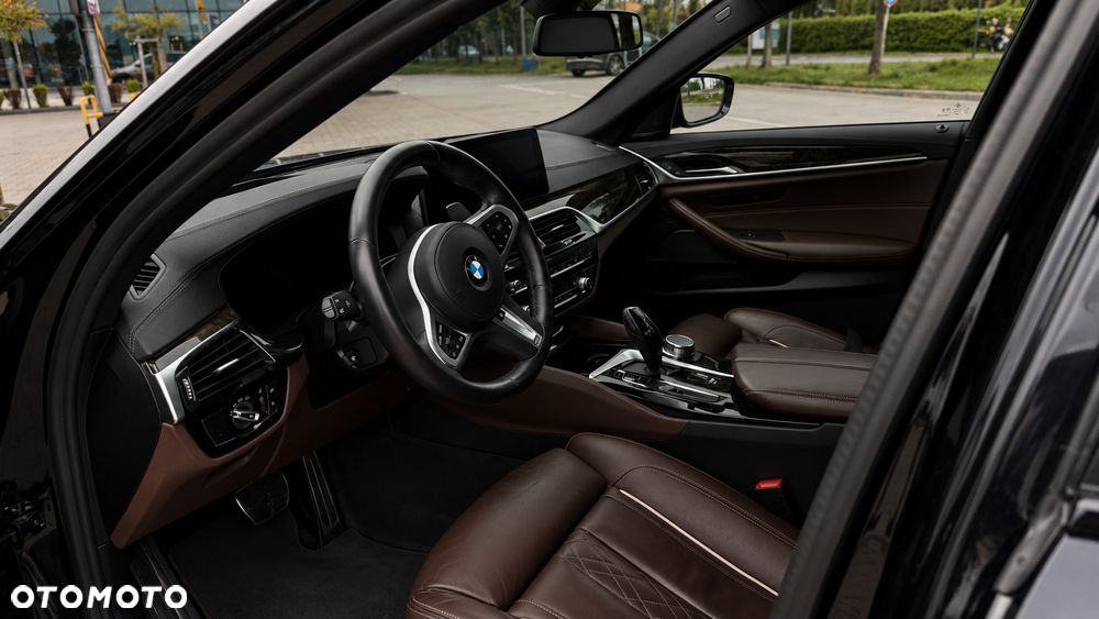BMW Seria 5 M550i xDrive sport - 12