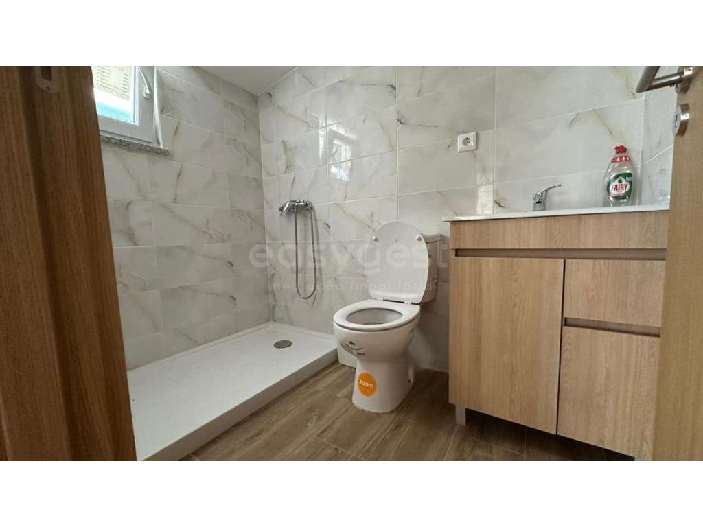 Moradia Bi familiar totalmente remodelada e a estrear, localizada e... - Grande imagem: 5/18