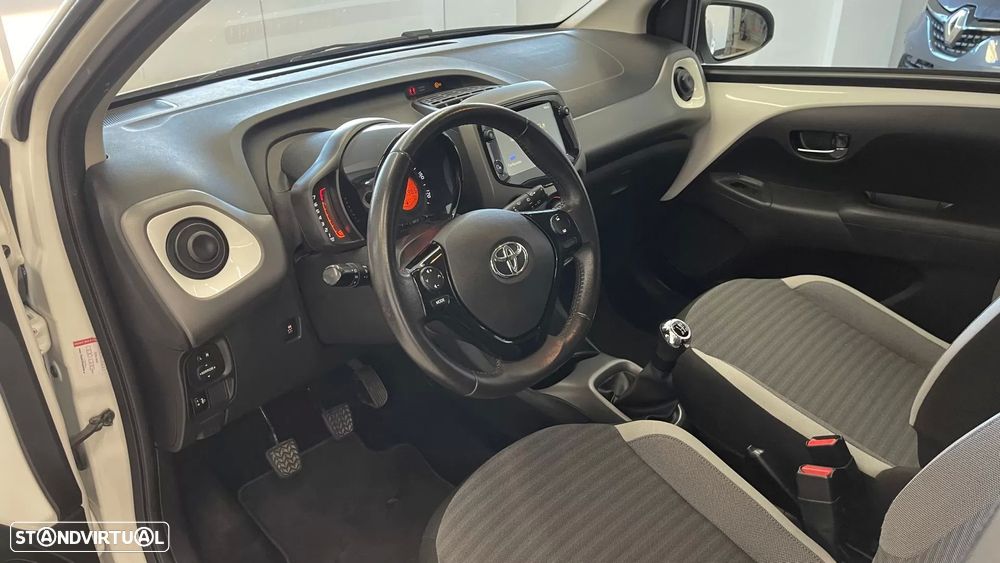 Toyota Aygo X Black&White - 13