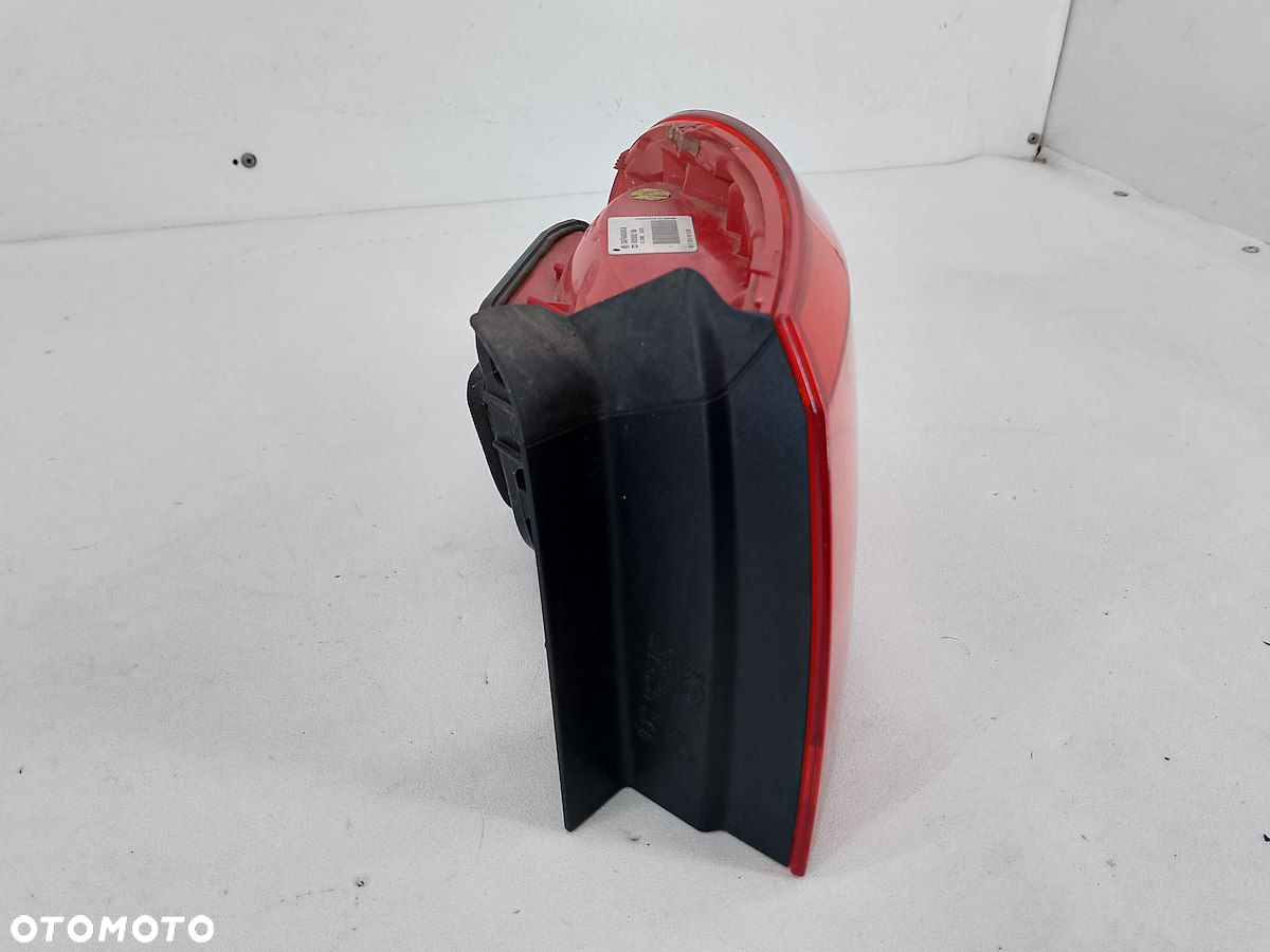 LAMPA TYLNA PRAWA VW PASSAT B7 3AF945096A KOMBI - 4