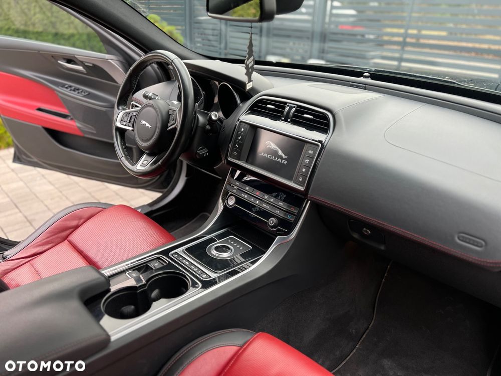 Jaguar XE 2.0 D R-Sport - 13