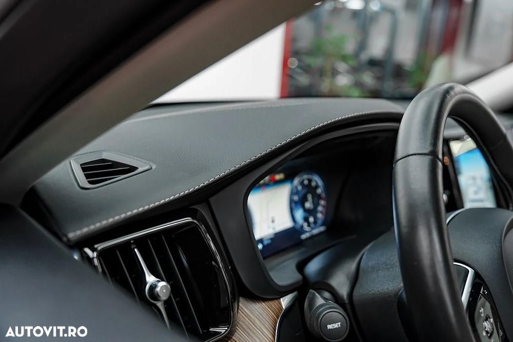 Volvo XC 60 B5 MHEV AWD Inscription - 32