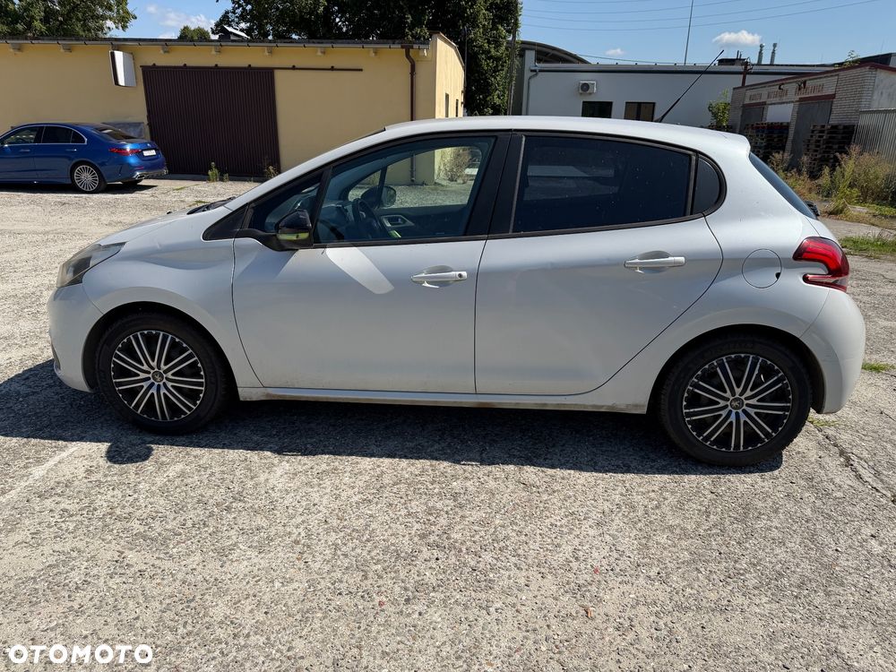 Peugeot 208 - 8