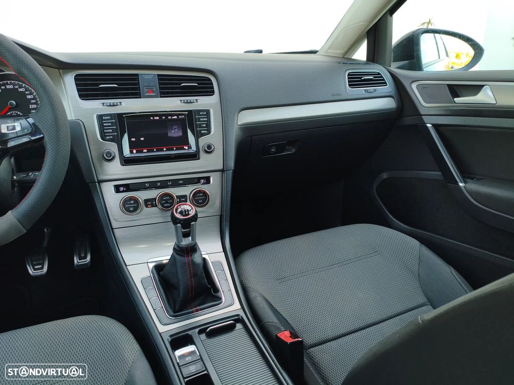 VW Golf 1.6 TDi R-Line - 23