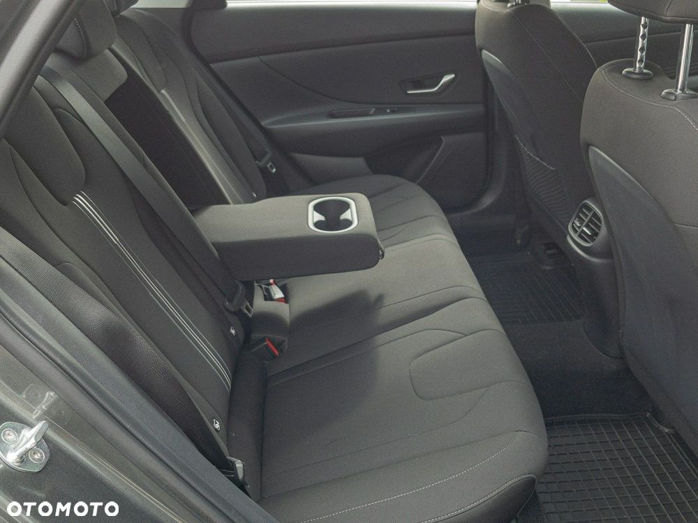 Hyundai Elantra - 24