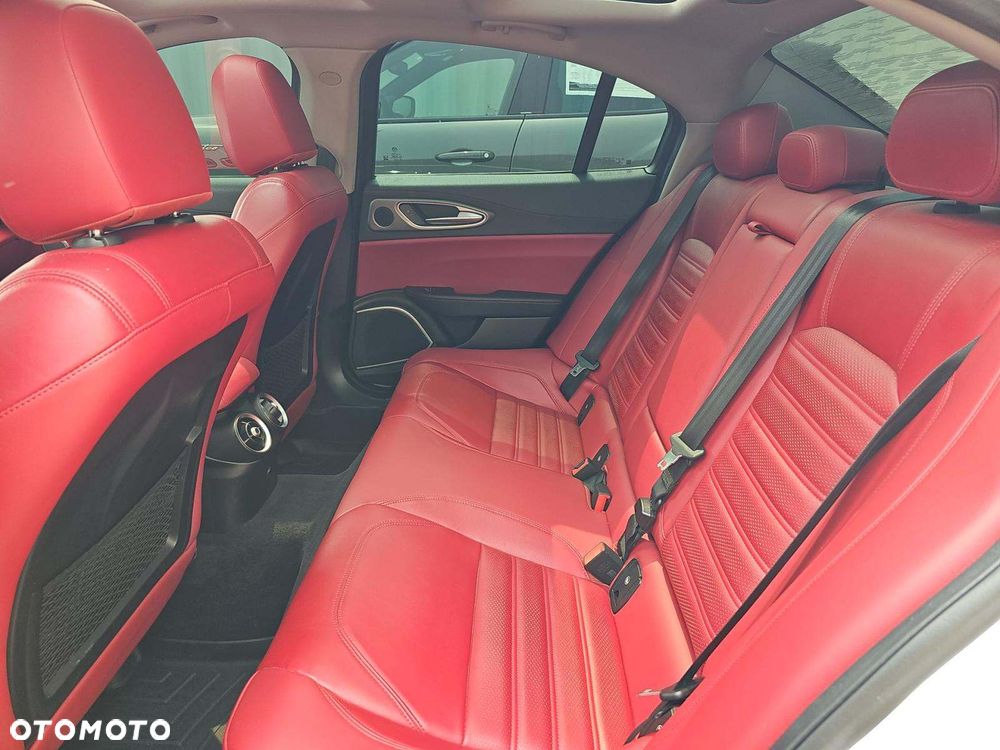 Alfa Romeo Giulia 2.0 Turbo TI Q4 - 10