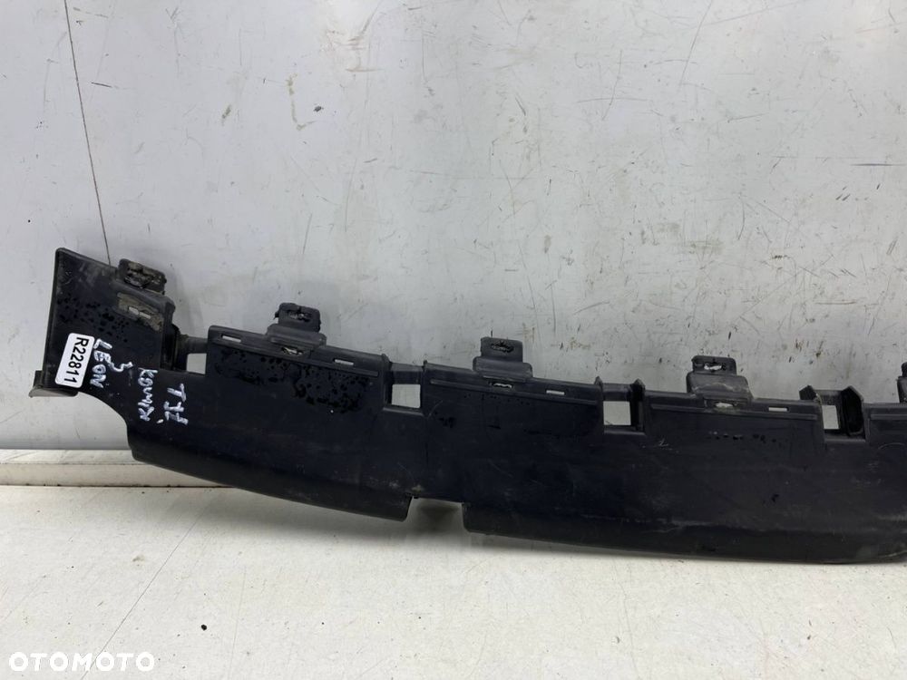 Ślizg Seat Leon III 5f KOMBI 12-16r. tylne środkowe GÓRNE mocowanie wspornik uchwyt zderzaka - 3