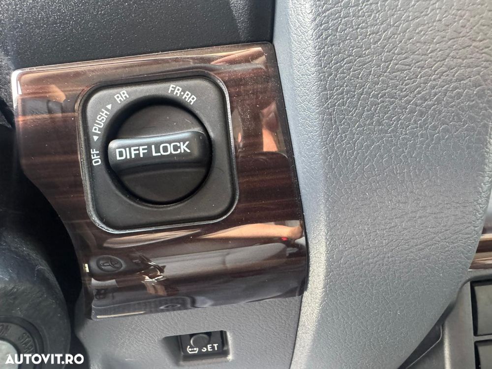 Toyota LANDCRUISER - 8