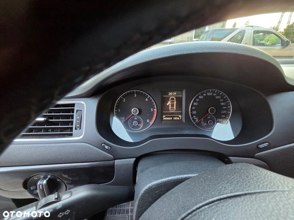 Volkswagen Jetta - 11