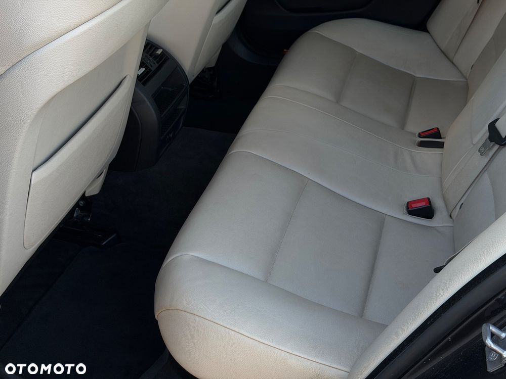 BMW Seria 5 528i Sport-Aut Luxury Line - 24