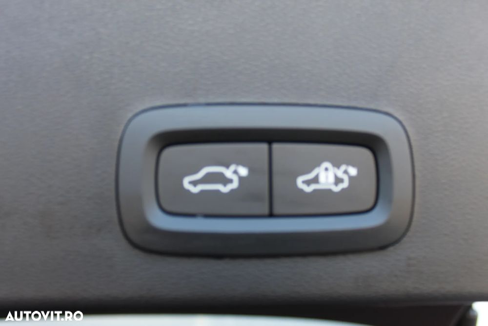 Volvo XC 40 B3 AT FWD MHEV Plus Dark - 31