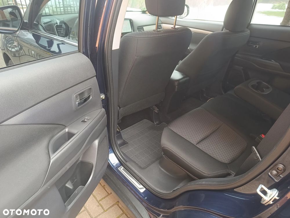 Mitsubishi Outlander 2.0 Invite + 2WD - 24