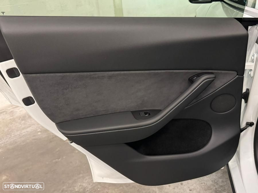 Tesla Model Y Long Range Dual Motor AWD - 43
