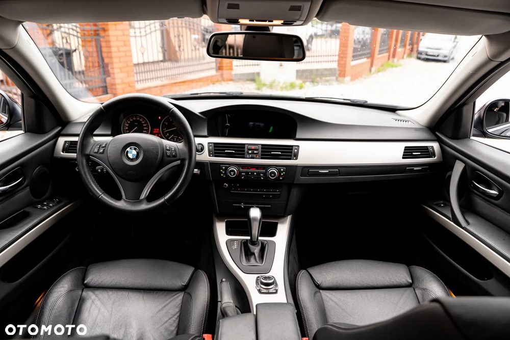 BMW Seria 3 325i xDrive Touring Edition Sport - 26