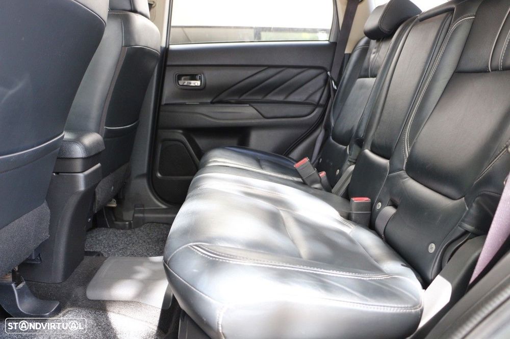 Mitsubishi Outlander 2.0 MIVEC Instyle Navi+ - 23