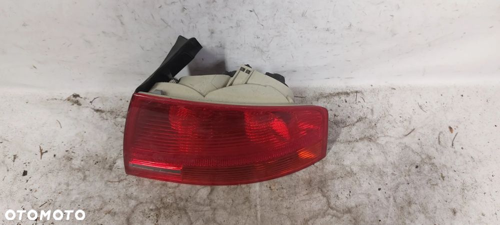 .  TYL TYLNA LAMPA PRAWA AUDI A4 B7 SEDAN - 3