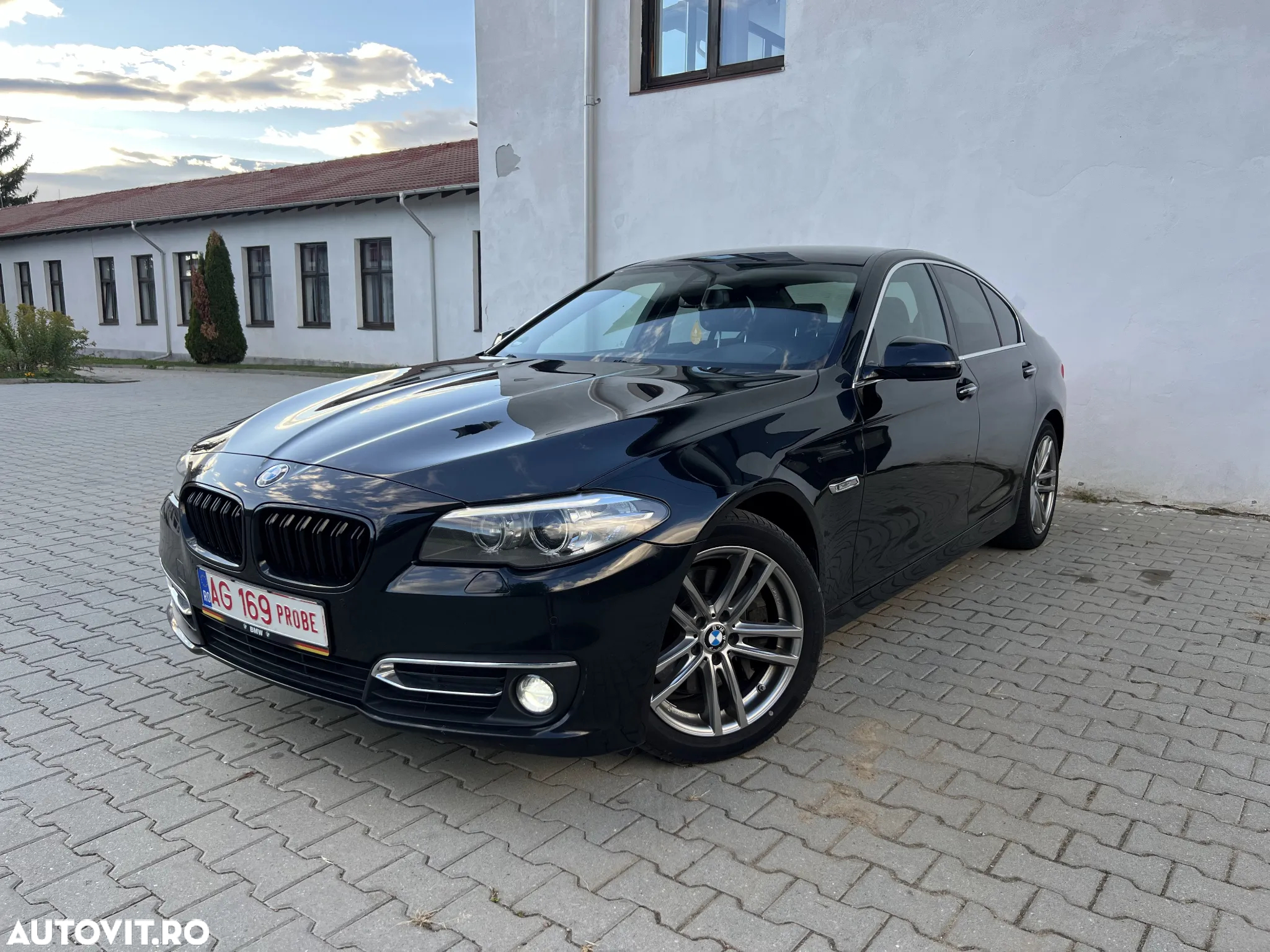 BMW Seria 5 525d Aut. Luxury Line - 2