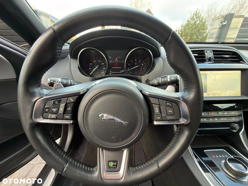 Jaguar XE 2.0 T R-Sport - 23