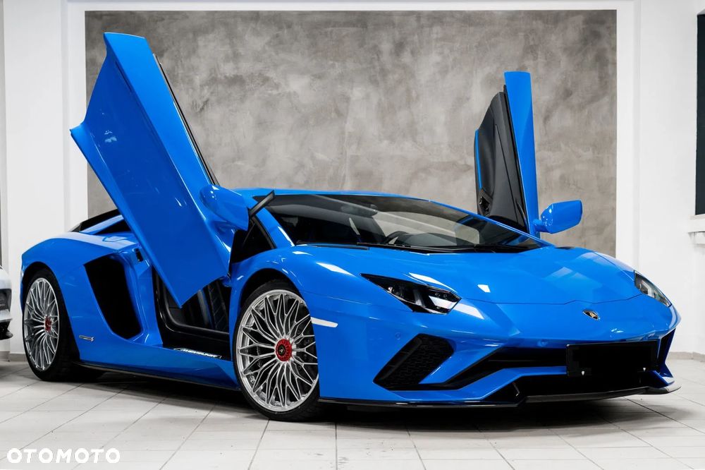 Lamborghini Aventador - 1