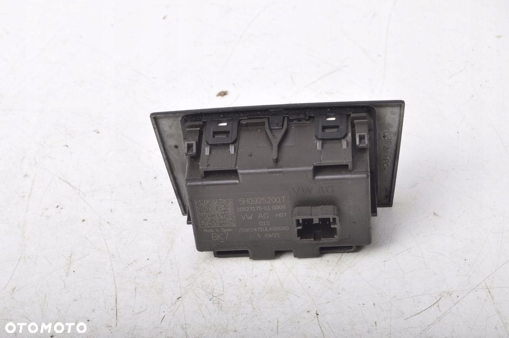 VOLKSWAGEN GOLF VIII WŁĄCZNIK ŚWIATEŁ AWARYJNYCH 5H0925200T - 2