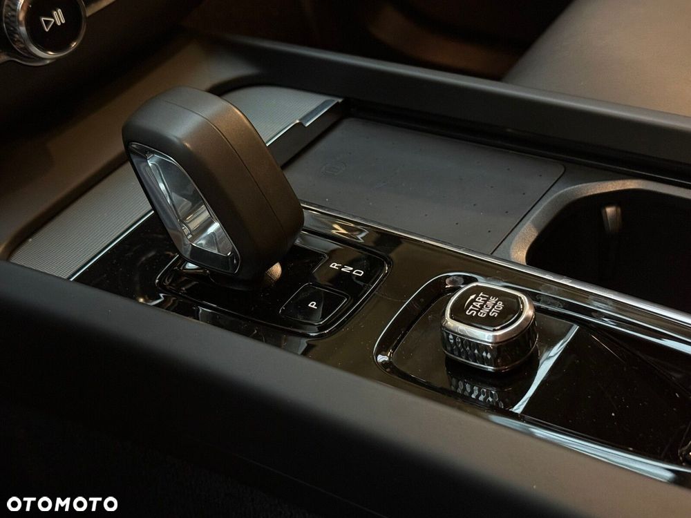 Volvo XC 60 B4 B Plus Dark - 34