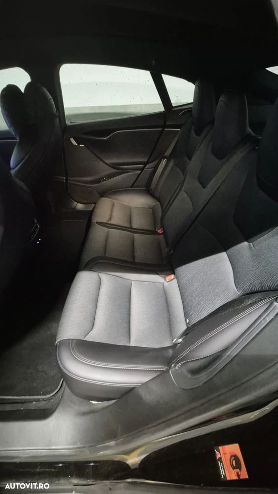 Tesla Model S - 8