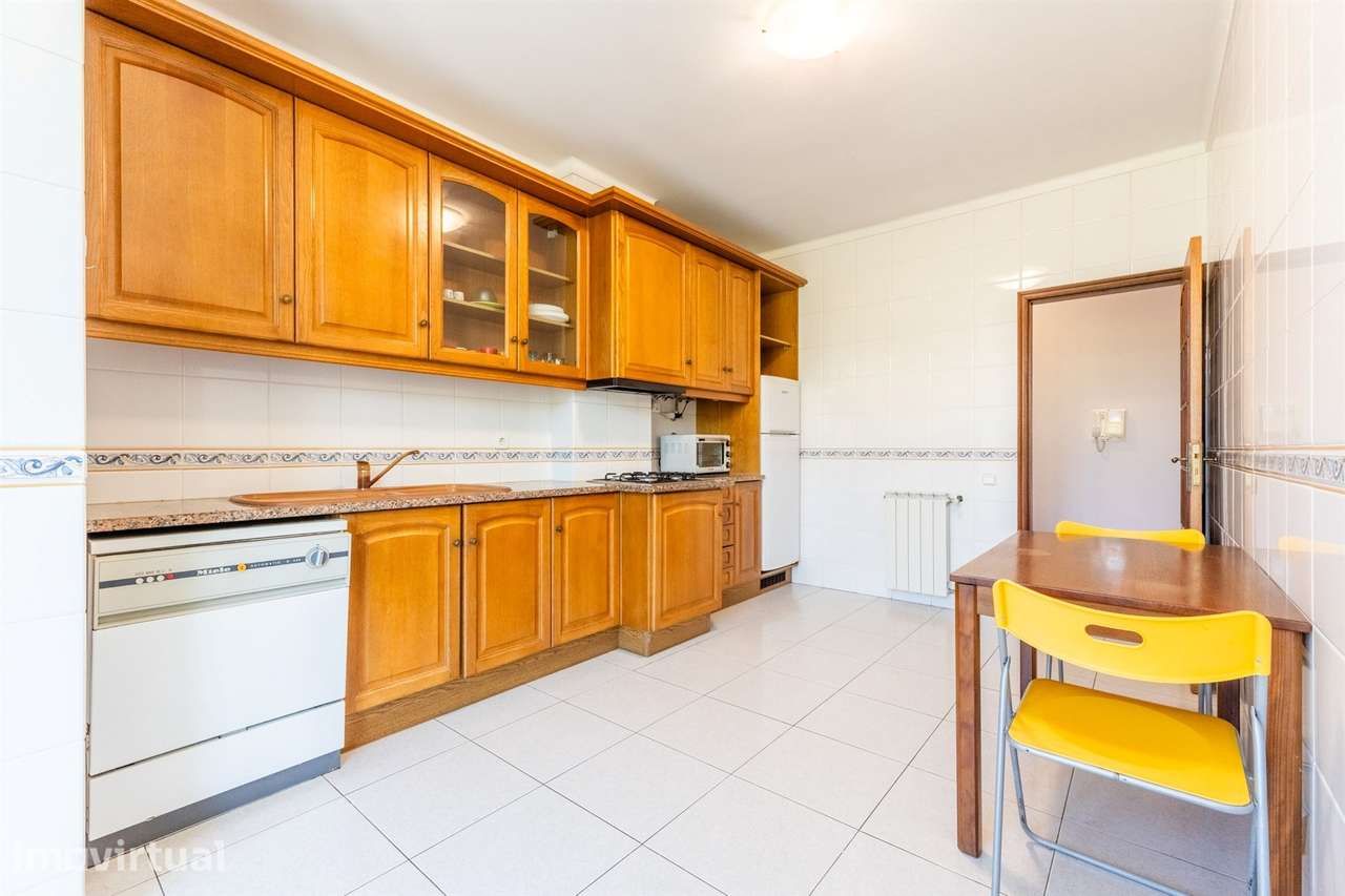 Arrendamento / Apartamento T3 / Av. General Humberto Delgado - Grande imagem: 3/26