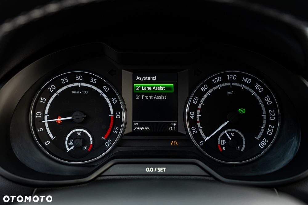 Skoda Octavia 2.0 TDI DSG RS - 32