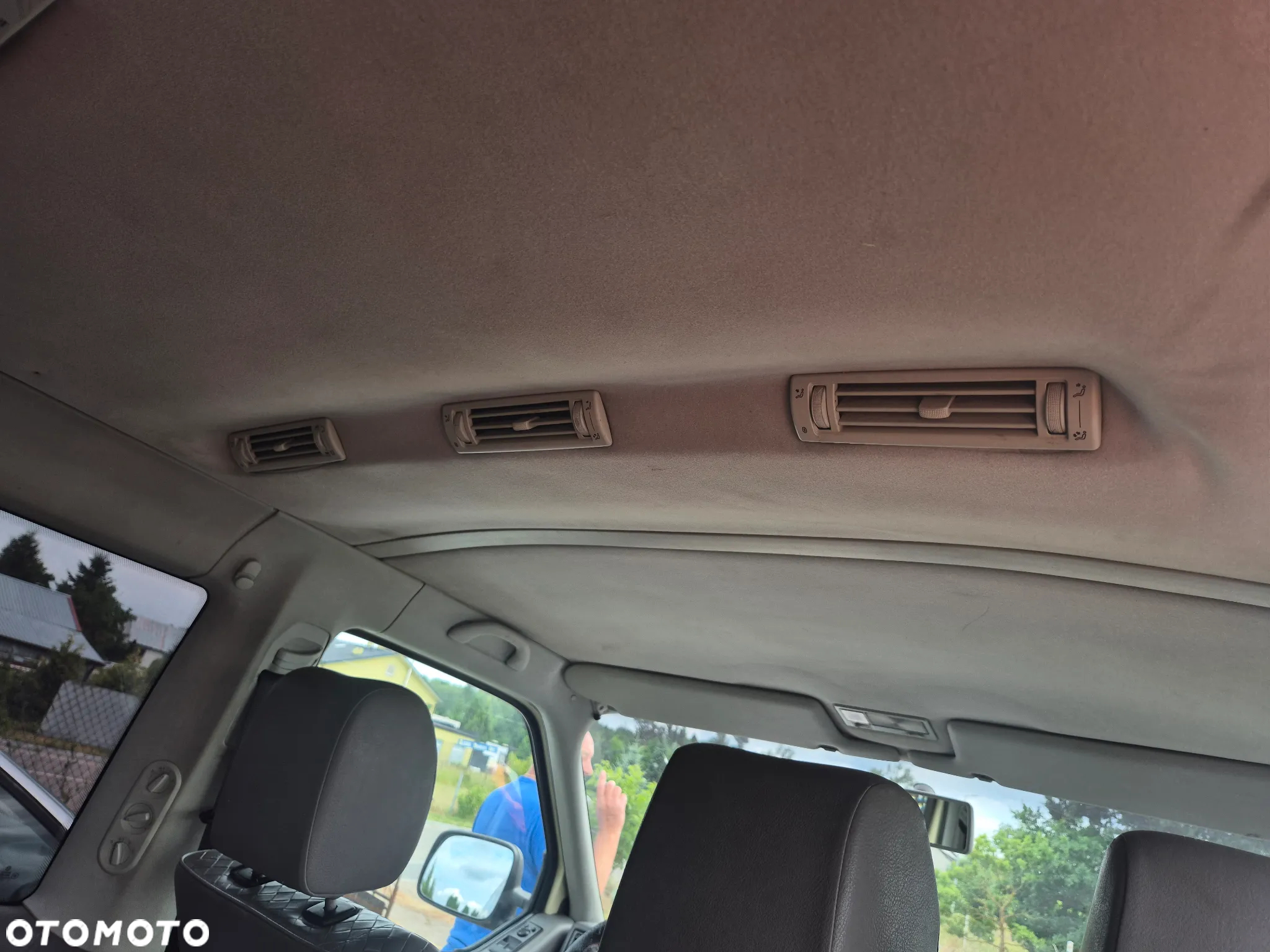 Volkswagen Caravelle - 10
